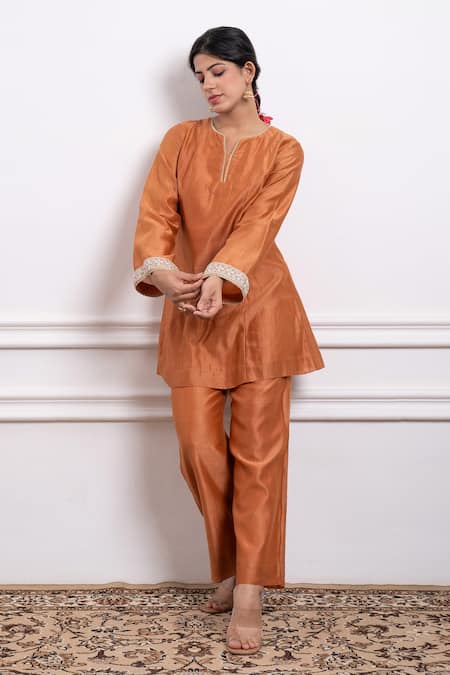 Shop Vinusto Brown Chanderi Lace Split V-neck Embroidered Handwoven Short Kurta With Pant Online at Aza Fashions Shop_Vinusto_Brown Chanderi Lace Split V-neck Embroidered Handwoven Short Kurta With Pant _Online_at_Aza_Fashions