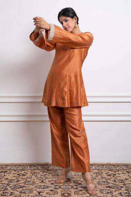 Vinusto Brown Chanderi Lace Split V-neck Embroidered Handwoven Short Kurta With Pant at Aza Fashions Vinusto_Brown Chanderi Lace Split V-neck Embroidered Handwoven Short Kurta With Pant _at_Aza_Fashions