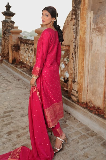 Safaa_Magenta Velvet, Silk Embroidery, Zari Collared Nameh Butti Woven Kurta Pant Set _Online_at_Aza_Fashions