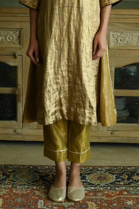 Buy_Shorshe Clothing_Gold Tissue, Brocade Sequins Mandarin Collar Stripe Woven Kurta And Pant Set 