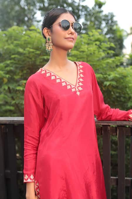 Buy Bandhani Red Silk, Taffeta Sequins V-neck Embroidered Kurta Pant Set Online at Aza Fashions Buy_Bandhani_Red Silk, Taffeta Sequins V-neck Embroidered Kurta Pant Set _Online_at_Aza_Fashions