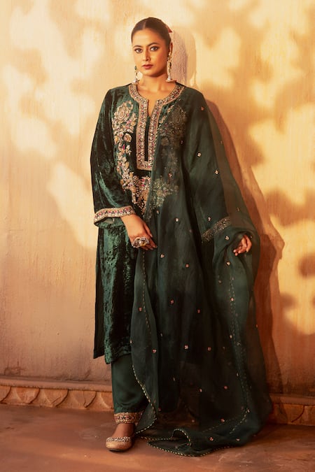 Gul By Aishwarya Gul Embroidered Velvet Kurta Set 