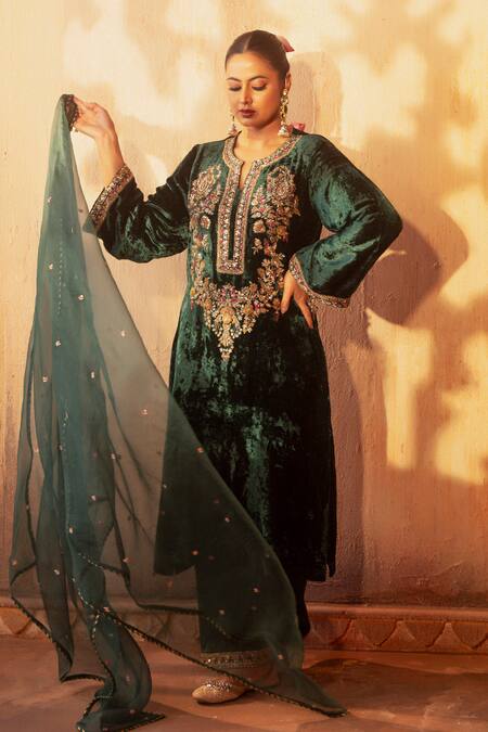 Gul By Aishwarya_Green Velvet, Satin, Silk Organza Embroidery Split V-neck Gul Kurta Set _Online_at_Aza_Fashions