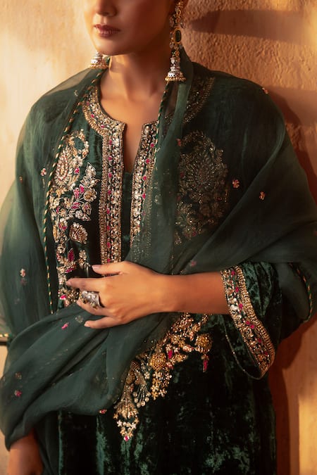 Buy_Gul By Aishwarya_Green Velvet, Satin, Silk Organza Embroidery Split V-neck Gul Kurta Set _Online_at_Aza_Fashions