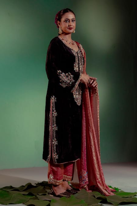 Gul By Aishwarya Bahar Embroidered Velvet Kurta Set 
