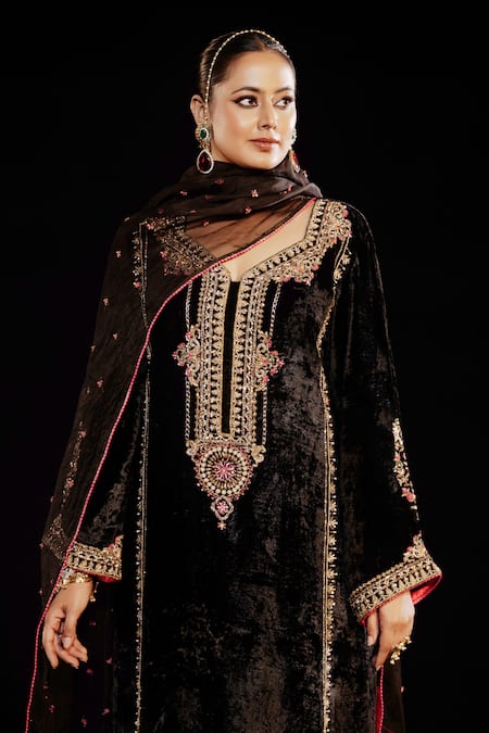 Gul By Aishwarya Rani Haar Embroidered Kurta Pant Set 