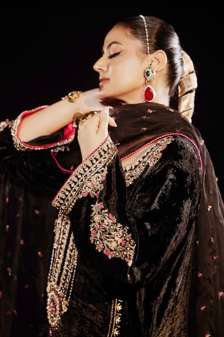 Buy_Gul By Aishwarya_Black Satin, , Organza Embroidery Sweetheart Rani Haar Kurta Pant Set _Online_at_Aza_Fashions