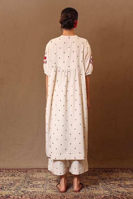 Shop_MATI_1_Off White Cotton Embroidery Mandarin Collar Heart Kurta And Flared Pant Set _at_Aza_Fashions