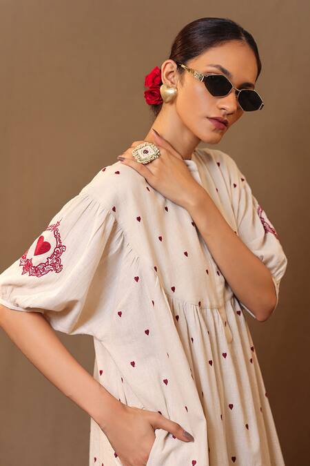 Buy_MATI_1_Off White Cotton Embroidery Mandarin Collar Heart Kurta And Flared Pant Set _Online_at_Aza_Fashions