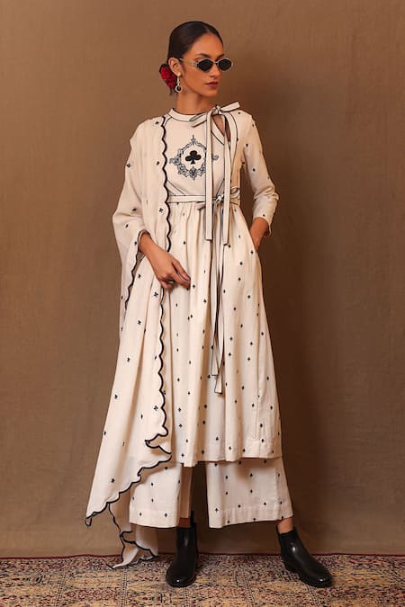 Buy_Mati_Off White Cotton Embroidery Bandeau Neck Spade Angarkha With Pant 