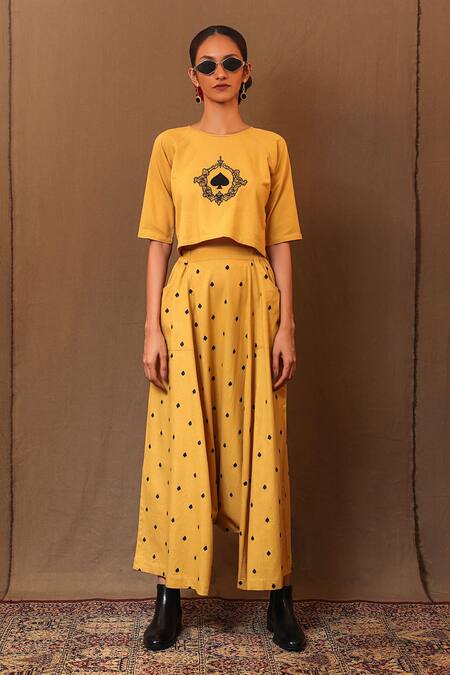 MATI_1 Yellow Cotton Embroidery Round Neck Aari Spade Crop Top Online at Aza Fashions MATI_1_Yellow Cotton Embroidery Round Neck Aari Spade Crop Top _Online_at_Aza_Fashions