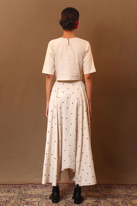 Shop MATI_1 Off White Cotton Embroidery Round Neck Aari Heart Crop Top at Aza Fashions Shop_MATI_1_Off White Cotton Embroidery Round Neck Aari Heart Crop Top _at_Aza_Fashions