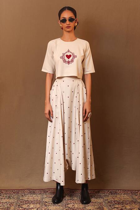 MATI_1 Off White Cotton Embroidery Round Neck Aari Heart Crop Top Online at Aza Fashions MATI_1_Off White Cotton Embroidery Round Neck Aari Heart Crop Top _Online_at_Aza_Fashions