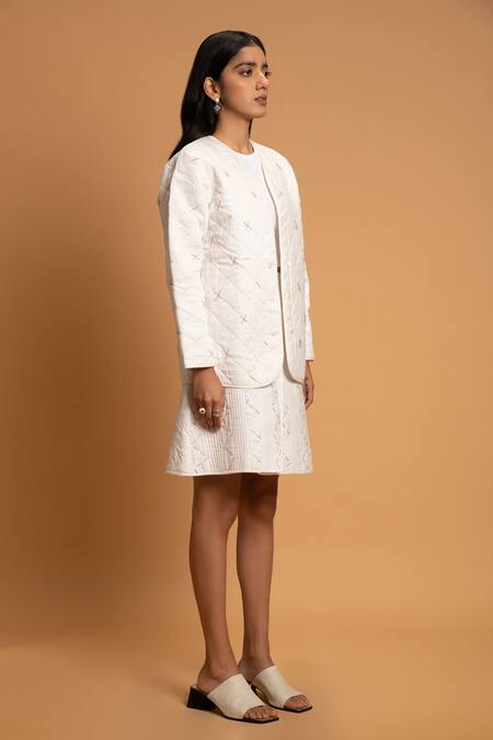 Khajoor Studio White Linen Beads V-neck Snow Quilted Jacket Online at Aza Fashions Khajoor Studio_White Linen Beads V-neck Snow Quilted Jacket _Online_at_Aza_Fashions