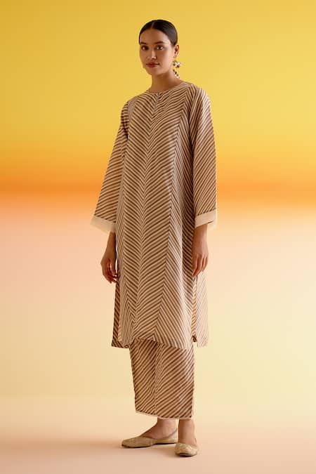 Amisha Kothari_Cream Silk, Organza Embroidery Round Neck Kumud Stripe Print Kurta Pant Set _Online_at_Aza_Fashions