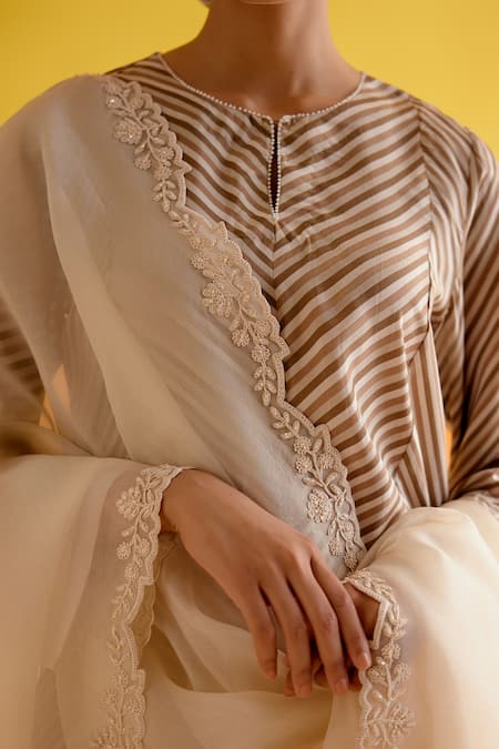 Amisha Kothari_Cream Silk, Organza Embroidery Round Neck Kumud Stripe Print Kurta Pant Set _at_Aza_Fashions