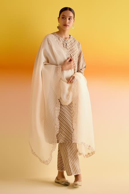 Buy_Amisha Kothari_Cream Silk, Organza Embroidery Round Neck Kumud Stripe Print Kurta Pant Set 