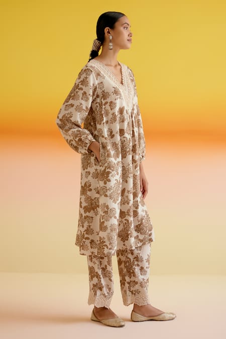 Amisha Kothari_Cream Silk Embroidery V-neck Kadambari Flora Print Kurta With Pant _Online_at_Aza_Fashions