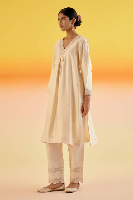 Amisha Kothari_Cream Chanderi Silk Embroidery V-neck Nandani Dori Tunic With Pant _Online_at_Aza_Fashions