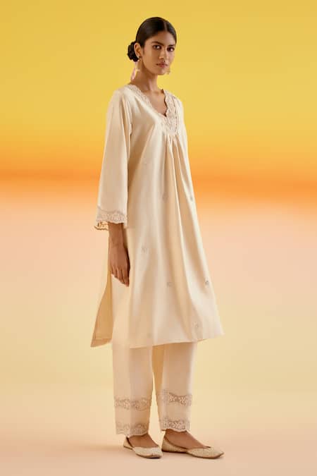 Buy_Amisha Kothari_Cream Chanderi Silk Embroidery V-neck Nandani Dori Tunic With Pant _Online_at_Aza_Fashions