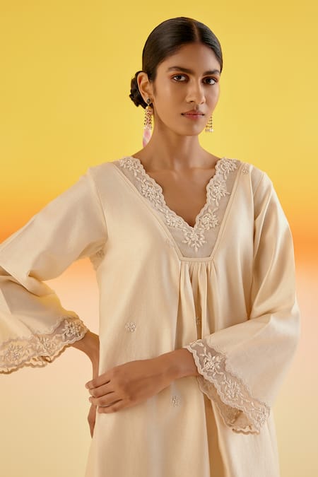 Amisha Kothari_Cream Chanderi Silk Embroidery V-neck Nandani Dori Tunic With Pant _at_Aza_Fashions