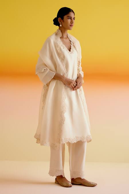 Amisha Kothari_Cream Organza, Chanderi Silk Embroidery V-neck Ananya Floral Kurta Pant Set _Online_at_Aza_Fashions
