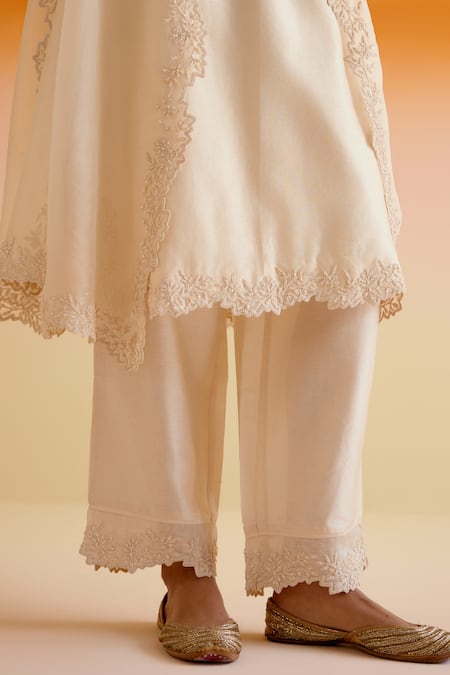 Buy_Amisha Kothari_Cream Organza, Chanderi Silk Embroidery V-neck Ananya Floral Kurta Pant Set _Online_at_Aza_Fashions