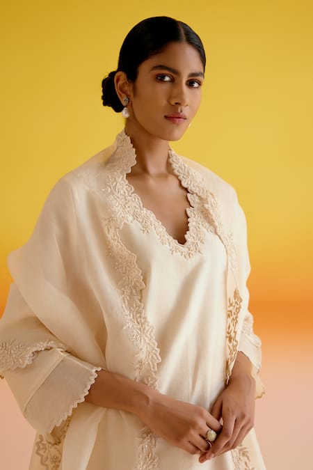 Shop_Amisha Kothari_Cream Organza, Chanderi Silk Embroidery V-neck Ananya Floral Kurta Pant Set _Online_at_Aza_Fashions