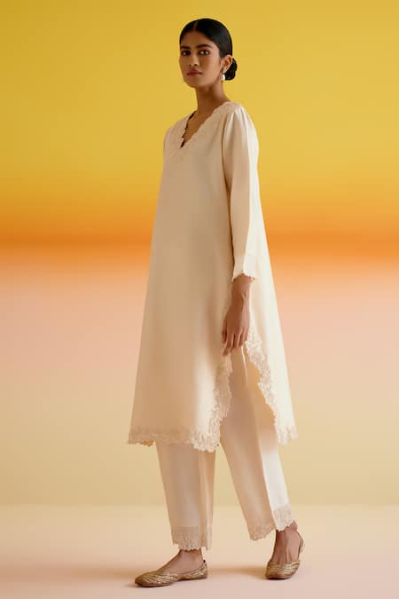 Amisha Kothari_Cream Organza, Chanderi Silk Embroidery V-neck Ananya Floral Kurta Pant Set _at_Aza_Fashions