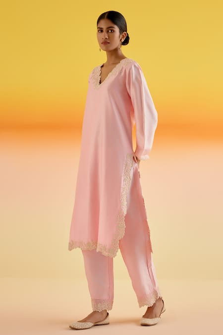 Amisha Kothari Pink Organza, Chanderi Silk Embroidery V-neck Ananya Dori Kurta Pant Set at Aza Fashions Amisha Kothari_Pink Organza, Chanderi Silk Embroidery V-neck Ananya Dori Kurta Pant Set _at_Aza_Fashions