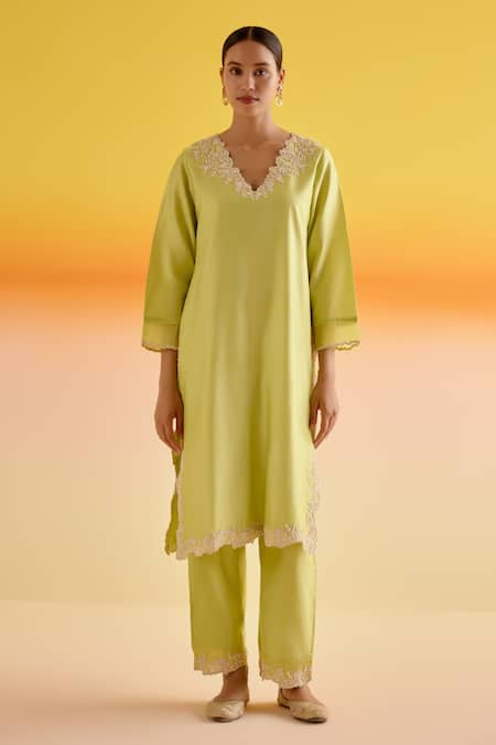 Amisha Kothari_Green Chanderi Silk, Organza Embroidery V-neck Ananya Dori Work Kurta Pant Set _Online_at_Aza_Fashions