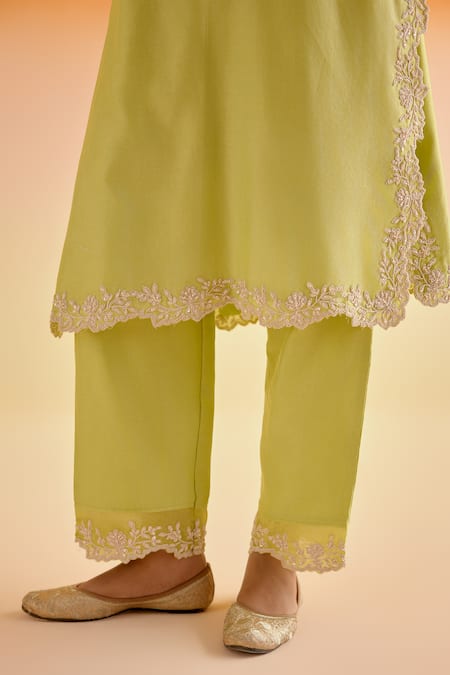 Shop_Amisha Kothari_Green Chanderi Silk, Organza Embroidery V-neck Ananya Dori Work Kurta Pant Set _Online_at_Aza_Fashions