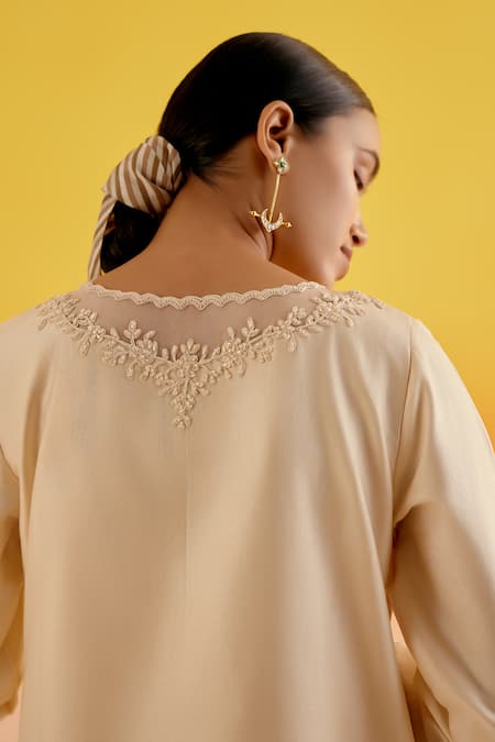 Amisha Kothari Cream Organza, Chanderi Silk Embroidery Round Neck Aria Floral Kurta Pant Set Online at Aza Fashions Amisha Kothari_Cream Organza, Chanderi Silk Embroidery Round Neck Aria Floral Kurta Pant Set _Online_at_Aza_Fashions