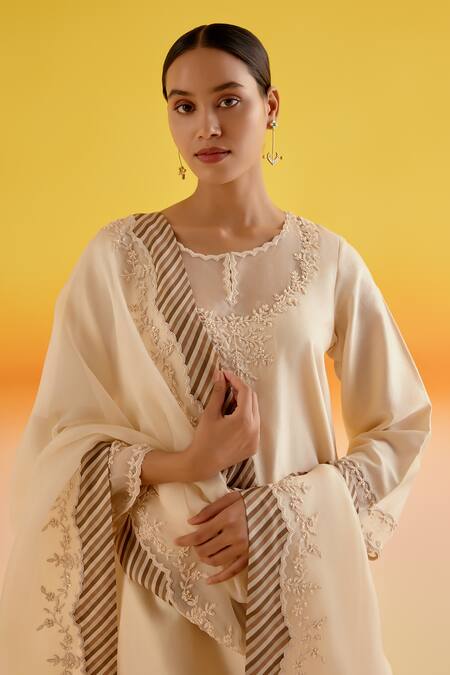 Shop Amisha Kothari Cream Organza, Chanderi Silk Embroidery Round Neck Aria Floral Kurta Pant Set Online at Aza Fashions Shop_Amisha Kothari_Cream Organza, Chanderi Silk Embroidery Round Neck Aria Floral Kurta Pant Set _Online_at_Aza_Fashions