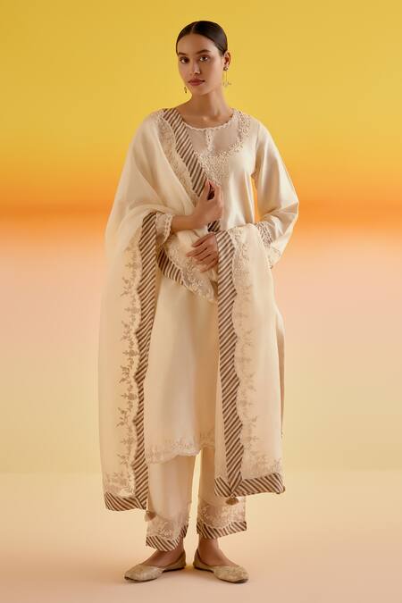 Amisha Kothari Cream Organza, Chanderi Silk Embroidery Round Neck Aria Floral Kurta Pant Set at Aza Fashions Amisha Kothari_Cream Organza, Chanderi Silk Embroidery Round Neck Aria Floral Kurta Pant Set _at_Aza_Fashions