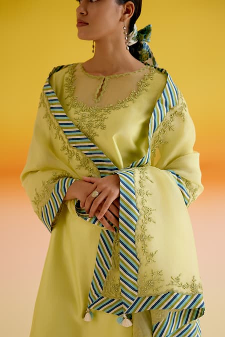 Amisha Kothari_Green Organza, Chanderi Silk Embroidery Round Neck Aria Flora Kurta Pant Set _at_Aza_Fashions