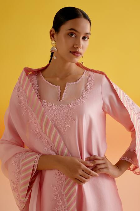Amisha Kothari Pink Chanderi Silk, Organza Beads, Embroidery Aria Floral Dori Kurta And Pant Set at Aza Fashions Amisha Kothari_Pink Chanderi Silk, Organza Beads, Embroidery Aria Floral Dori Kurta And Pant Set _at_Aza_Fashions