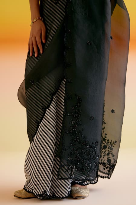 Buy_Amisha Kothari_Black , Sumona Candy Stripe Print Saree With Unstitched Blouse Piece _Online_at_Aza_Fashions