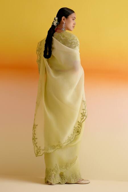 Amisha Kothari Samaira Floral Embroidered Ombre Saree With Unstitched Blouse Piece 