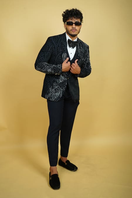 Zardozi Zari Geometric Floral Pattern Embroidered Tuxedo Set 