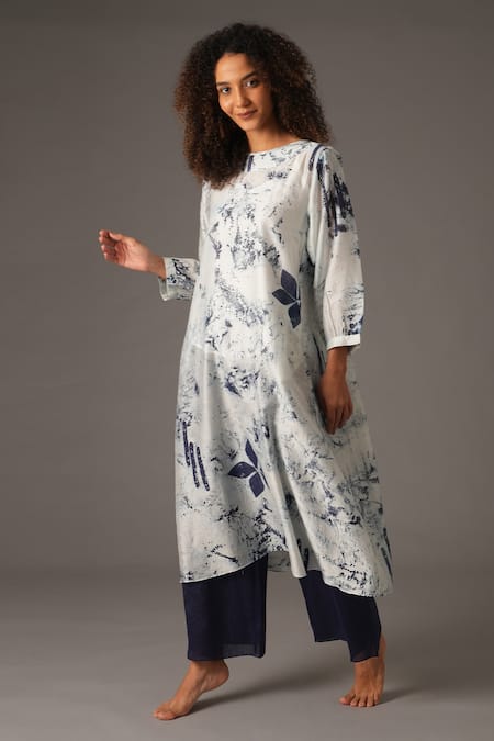 Khat_White Chanderi Silk Embroidery Boat Neck Flora Texture Print Kurta Set _Online_at_Aza_Fashions
