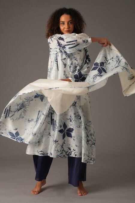 Khat_White Chanderi Silk Embroidery Boat Neck Flora Texture Print Kurta Set _at_Aza_Fashions