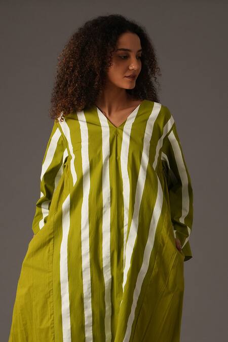 Khat Green Poplin, Muslin V-neck Striped Print V Kurta With Pant at Aza Fashions Khat_Green Poplin, Muslin V-neck Striped Print V Kurta With Pant _at_Aza_Fashions