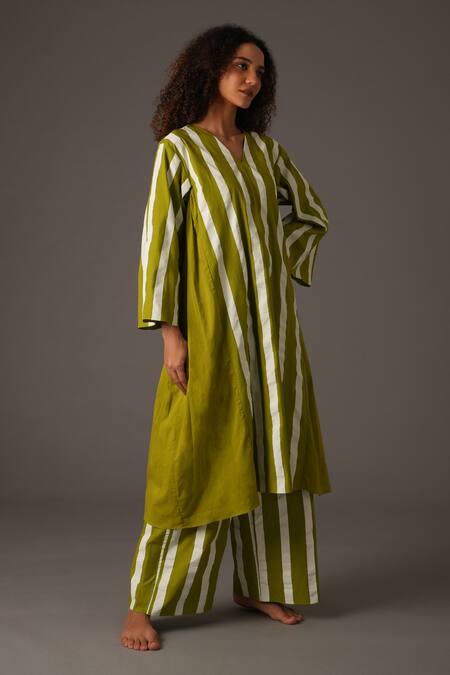 Khat_Green Mul Print Striped V Neck Bar Kurta Set _at_Aza_Fashions