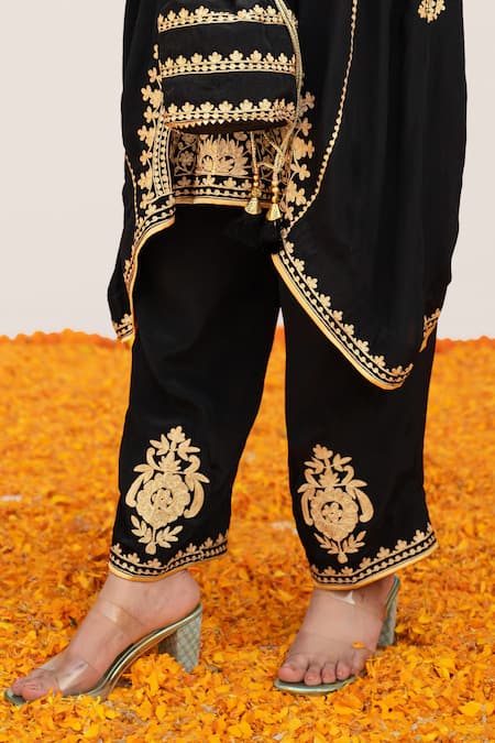 Buy_Daljit Sudan_Black Crepe Embroidery, Applique Mandarin Collar Aari Kurta Pant Set _Online_at_Aza_Fashions