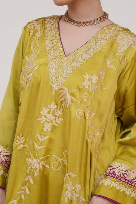 Daljit Sudan_Green Organza, Satin Embroidery V-neck Floral Tilla Kurta Pant Set _Online_at_Aza_Fashions