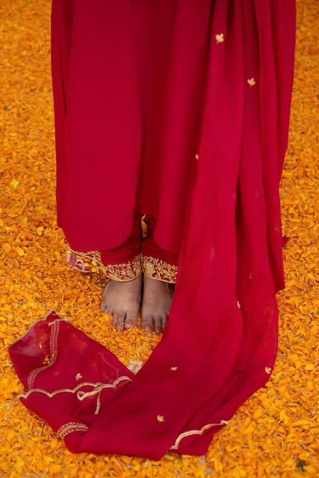 Daljit Sudan Red Crepe, Organza Embroidery V-neck Floral Vine Kurta Pant Set at Aza Fashions Daljit Sudan_Red Crepe, Organza Embroidery V-neck Floral Vine Kurta Pant Set _at_Aza_Fashions