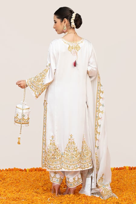 Shop Daljit Sudan White Satin, Organza Embroidery Split V-neck Floral Scalloped Kurta Pant Set at Aza Fashions Shop_Daljit Sudan_White Satin, Organza Embroidery Split V-neck Floral Scalloped Kurta Pant Set _at_Aza_Fashions