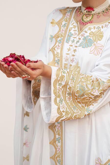 Daljit Sudan White Satin, Organza Embroidery Split V-neck Floral Scalloped Kurta Pant Set Online at Aza Fashions Daljit Sudan_White Satin, Organza Embroidery Split V-neck Floral Scalloped Kurta Pant Set _Online_at_Aza_Fashions