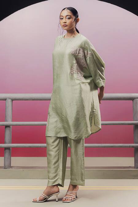 Kavya Singh Kundu_Green Handloom Cotton, Silk Flo Placement Leaf Embroidered Tunic And Pant Set _Online_at_Aza_Fashions